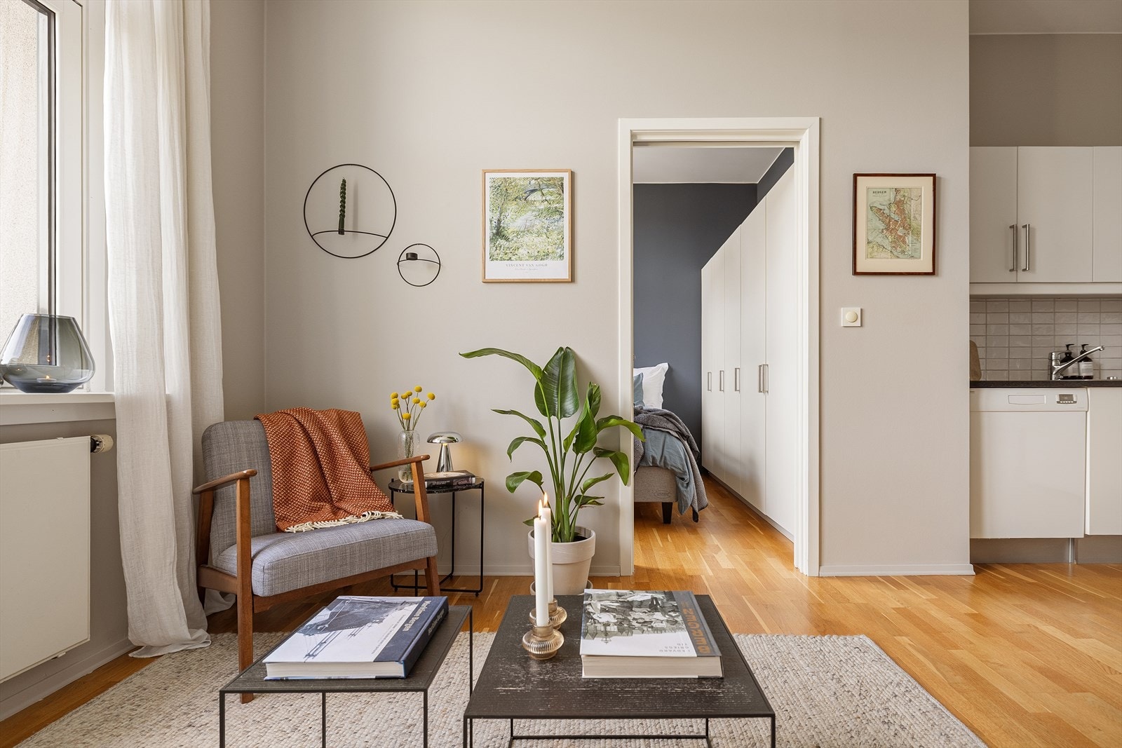 Leiligheten er malt i delikate fargevalg. Galleribilde
