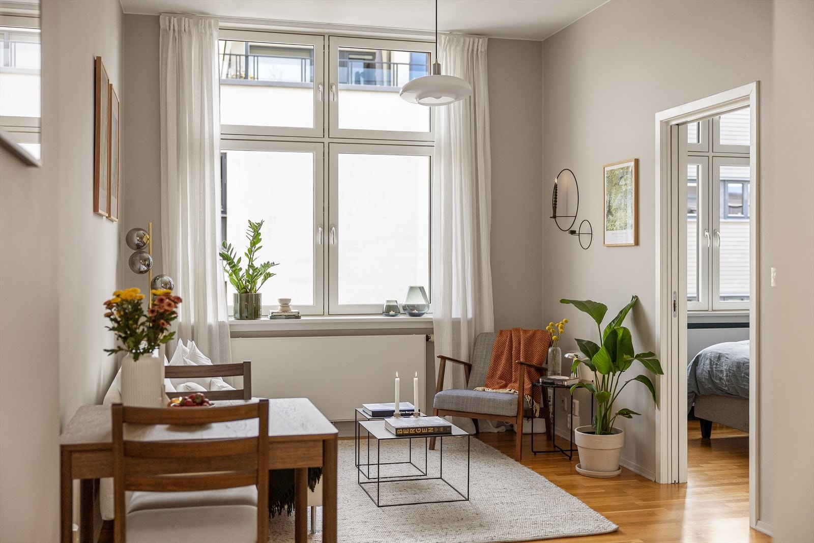 Det er installert fjernvarme og det er sentralanlegg for varmt vann. Galleribilde