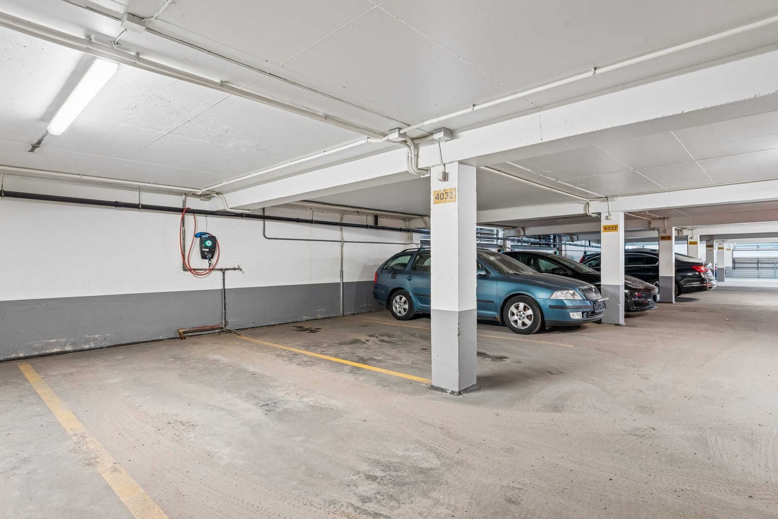 Garasjeplass i felles anlegg medfølger leiligheten. Montert elbillader som vil følge leiligheten. Galleribilde