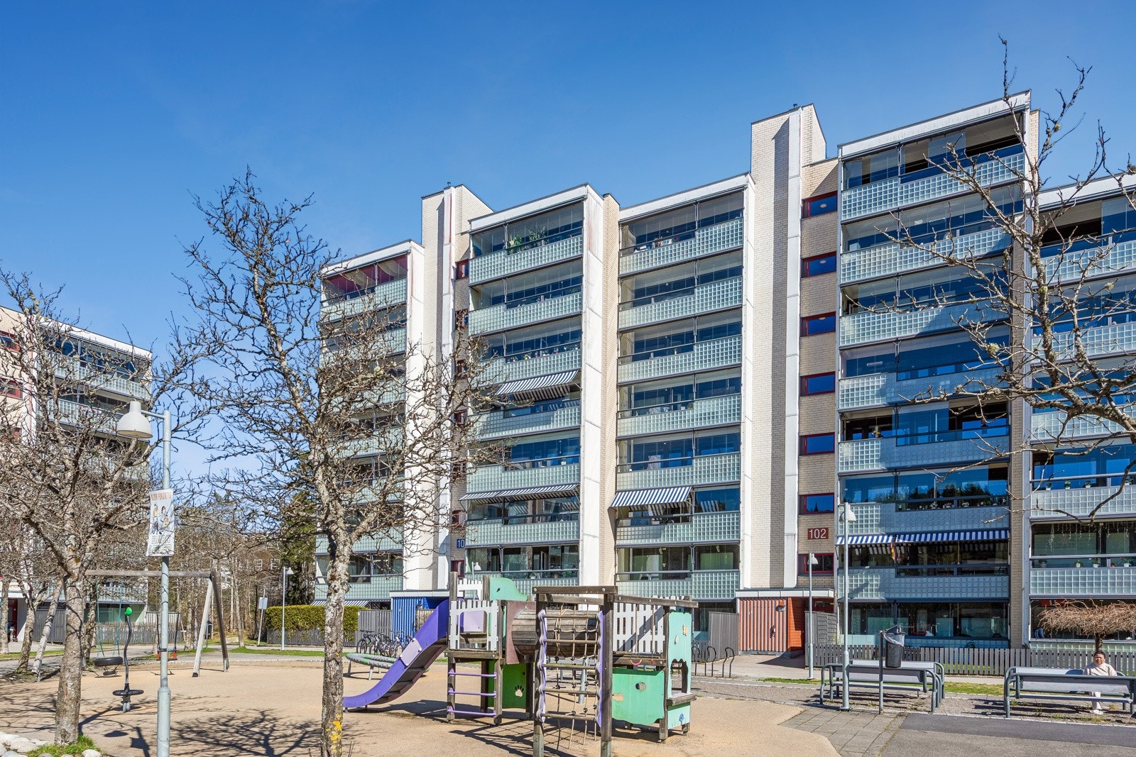Lekeplassen er lett tilgjengelig fra leiligheten og er et hyggelig fellesområde. Galleribilde