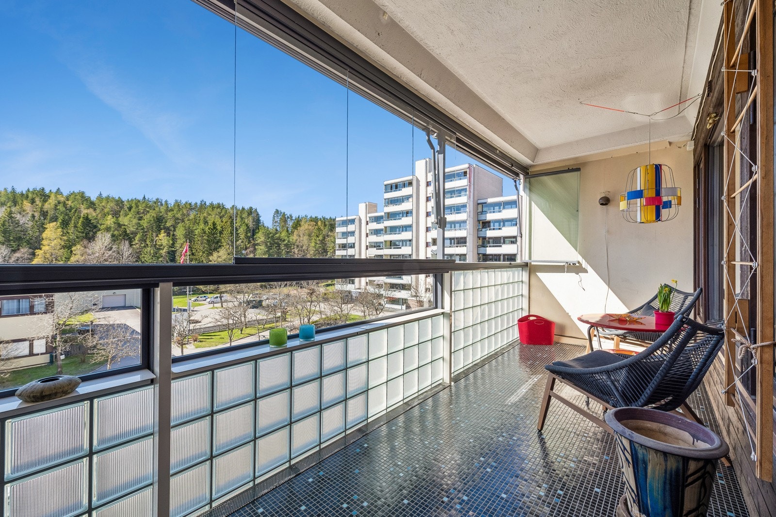 Velkommen til Odvar Solbergs vei 102. Skjermet og hyggelig innglasset balkong med glassbyggerstein og praktiske skyveglass. Galleribilde