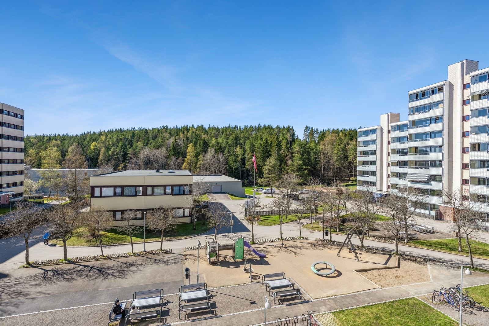 Hyggelig utsikt mot grøntområder og fellesarealer. Det er ca 2 minutter å gå til Svarttjern badevann. Galleribilde