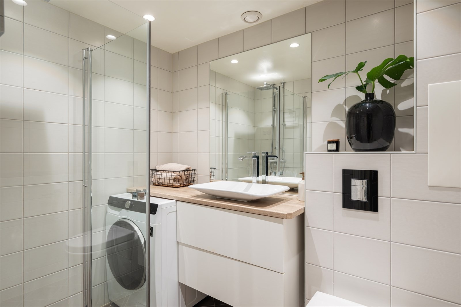 Badet ble oppgradert i regi av borettslaget i 2013 og fremstår som moderne og funksjonelt. Rommet er helfliset og utstyrt med elektrisk gulvvarme, som gir god komfort. Galleribilde
