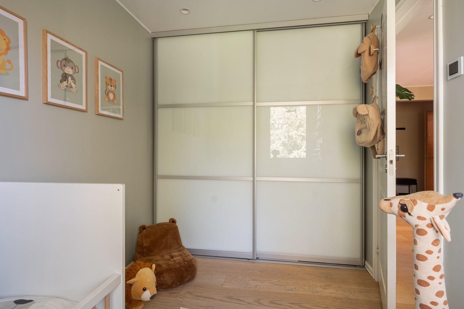 Også her er det også en stor skyvedørsgarderobe som gir gode oppbevaringsmuligheter. Galleribilde