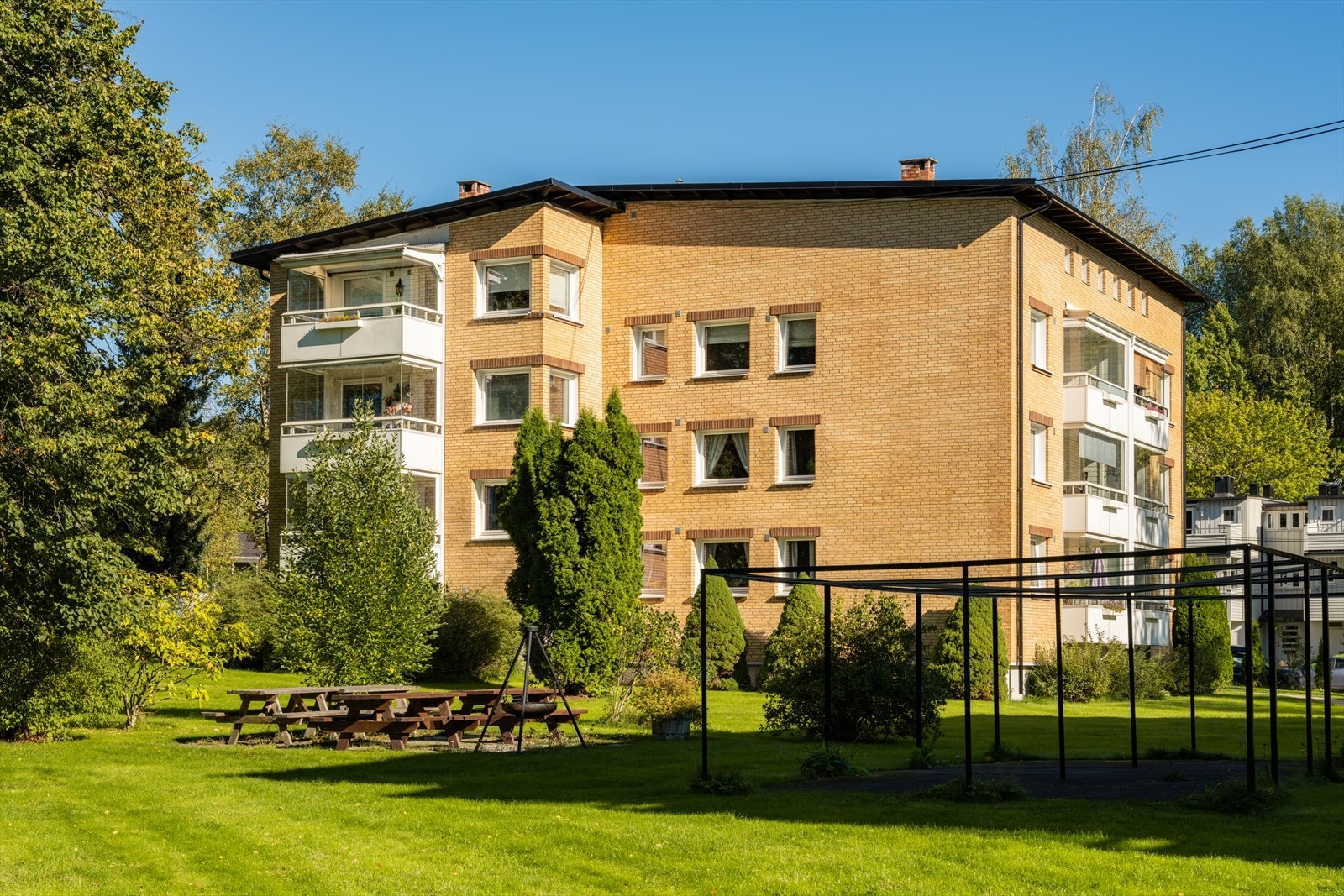 Området er kjent for sin gode balanse mellom rolige boomgivelser og nærhet til både byliv, natur og servicetilbud. Galleribilde