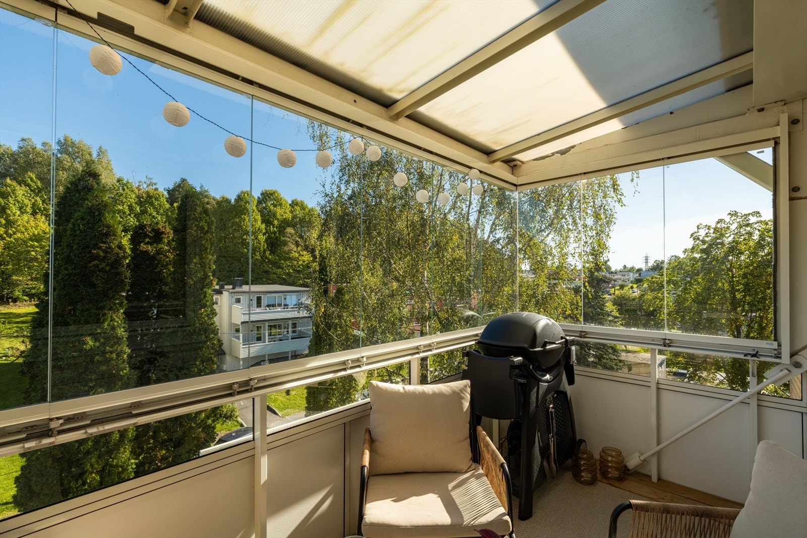 Fra stuen er det direkte utgang til balkongen, noe som gir en naturlig forlengelse av oppholdsarealet. Glasspanelene kan skyves til side for å åpne opp på varme dager. Galleribilde