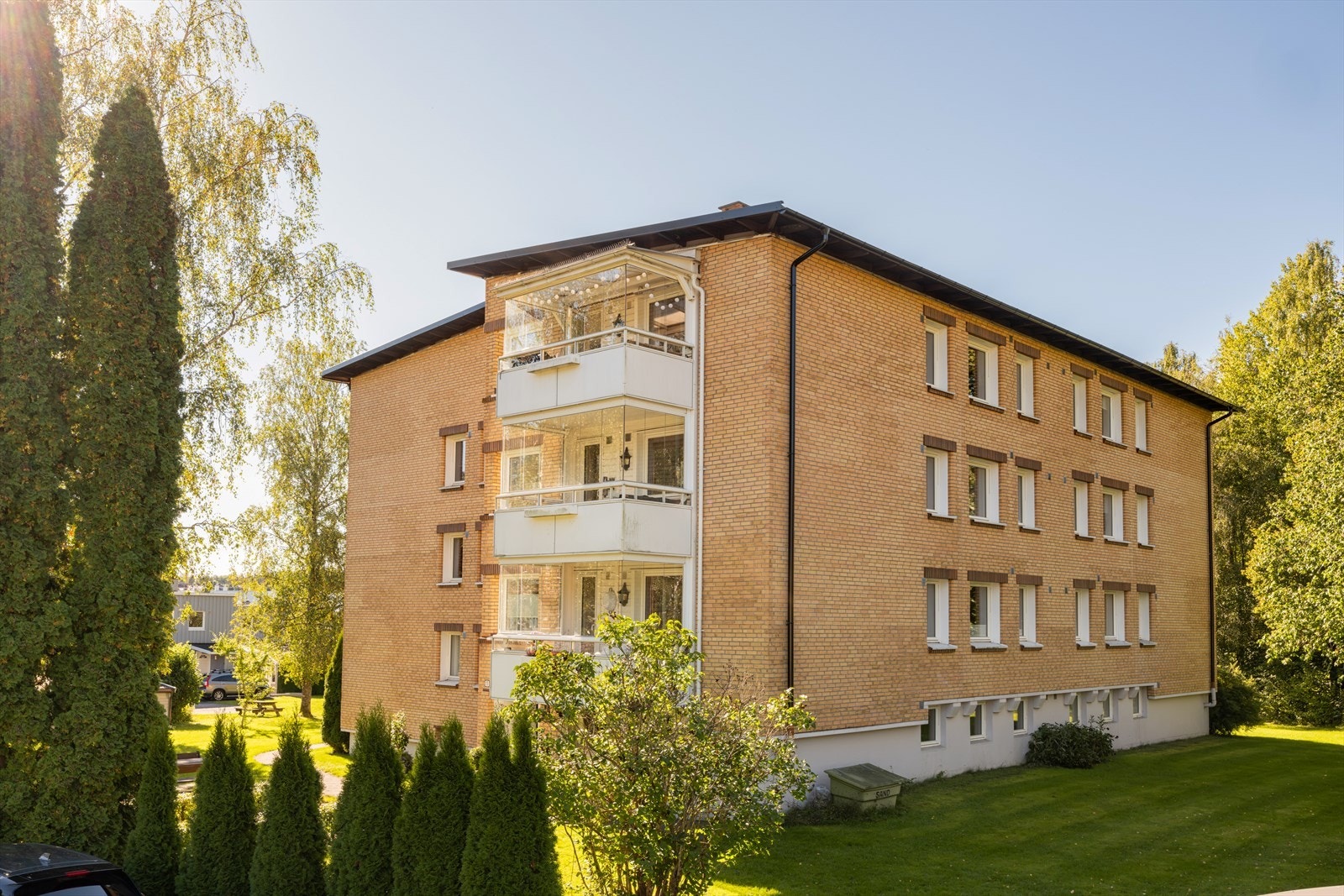 Dette er en attraktiv beliggenhet på Manglerud, i et veletablert og familievennlig boligområde med grønne omgivelser og kort avstand til alt du trenger i hverdagen. Galleribilde