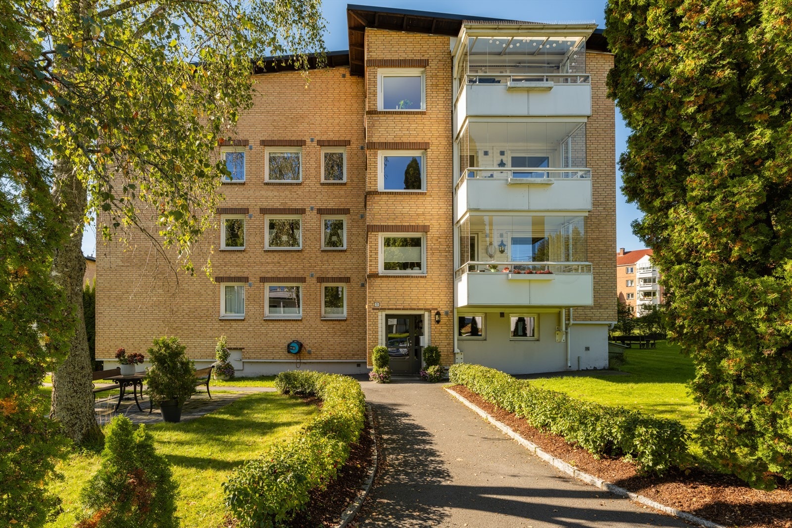Leiligheten ligger i en velholdt boligblokk fra 1964, omkranset av grønne fellesarealer. Galleribilde
