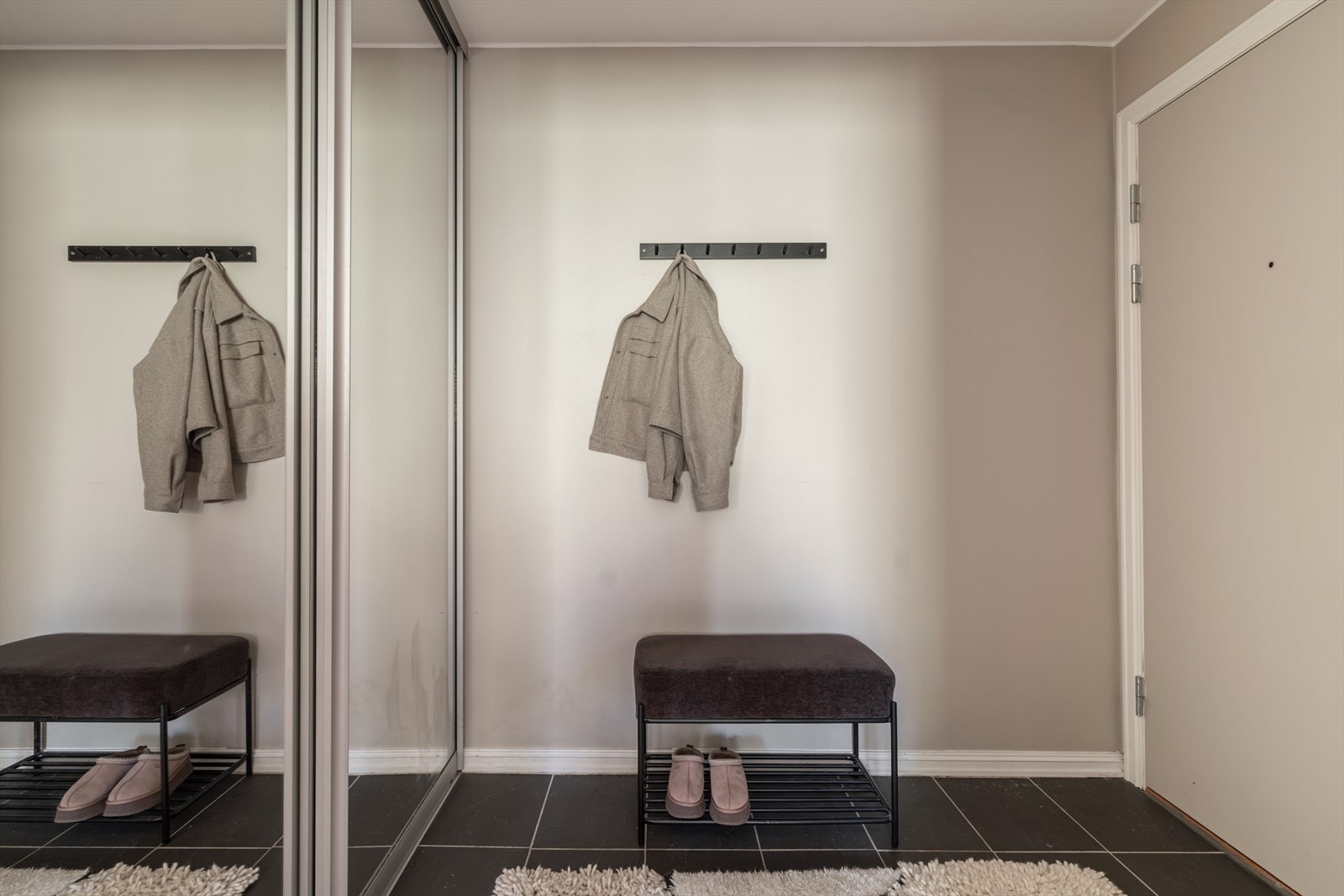 Romslig entré med flislagt gulv og god plass til oppbevaring i skyvedørsgarderobe. Galleribilde