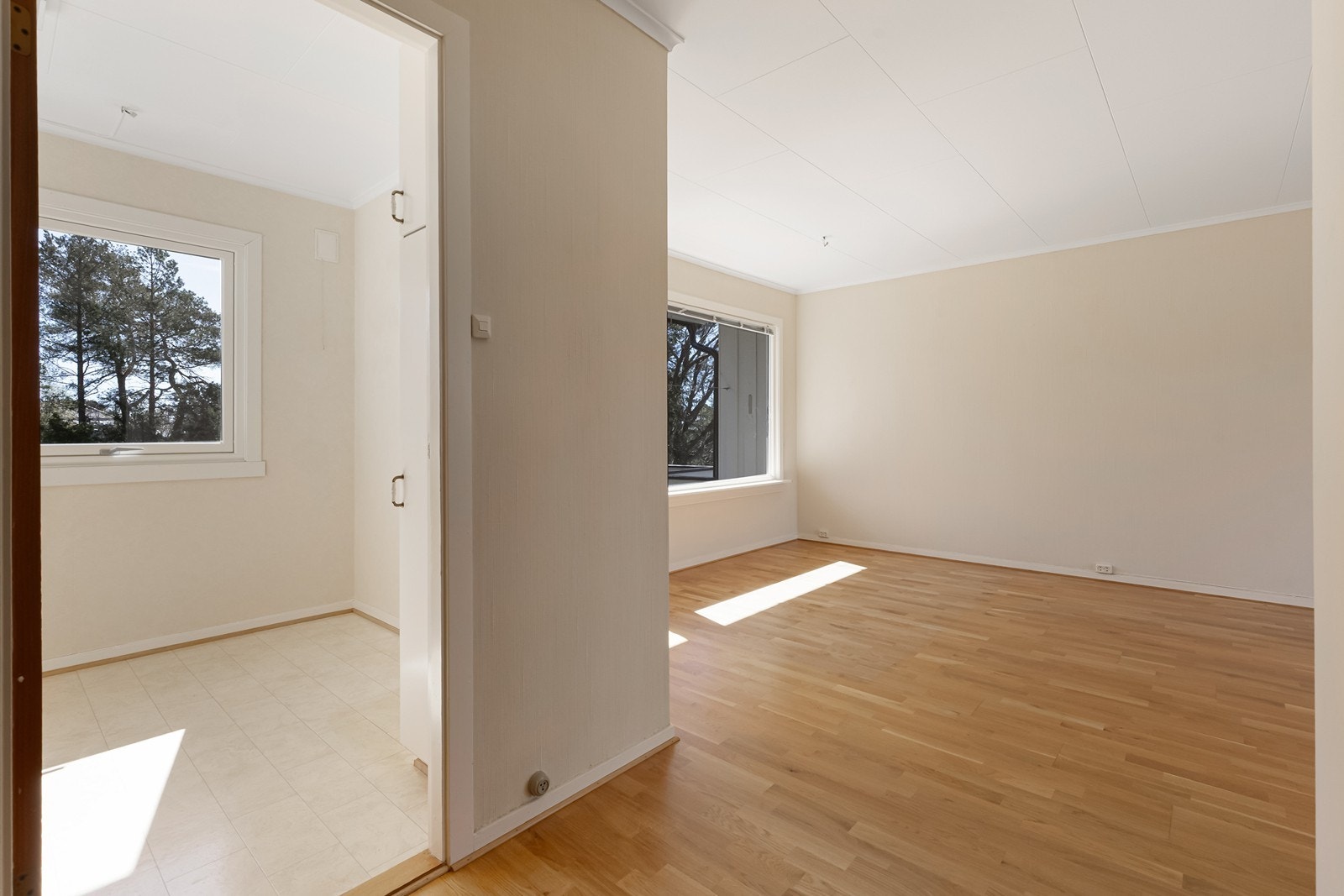 Kjøkkenet er et eget rom inn fra stue. Perfekt for deg som ønsker ro på kjøkkenet. Galleribilde