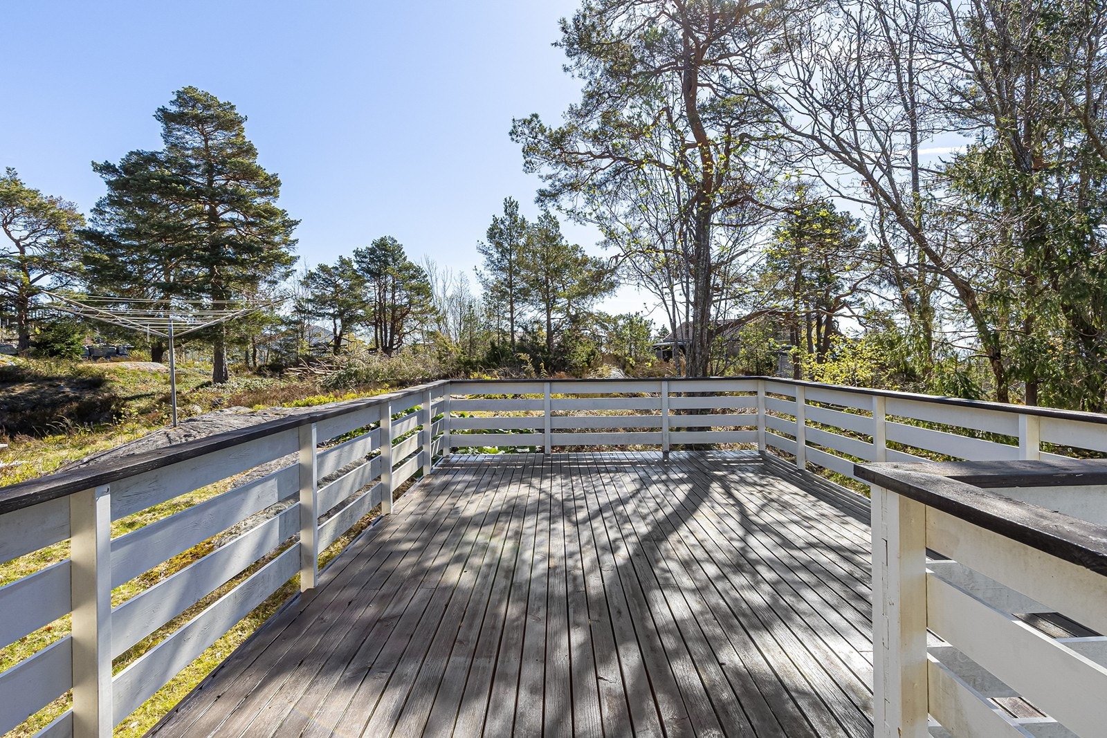 Innbydende veranda for late sommerdager i sola. Galleribilde