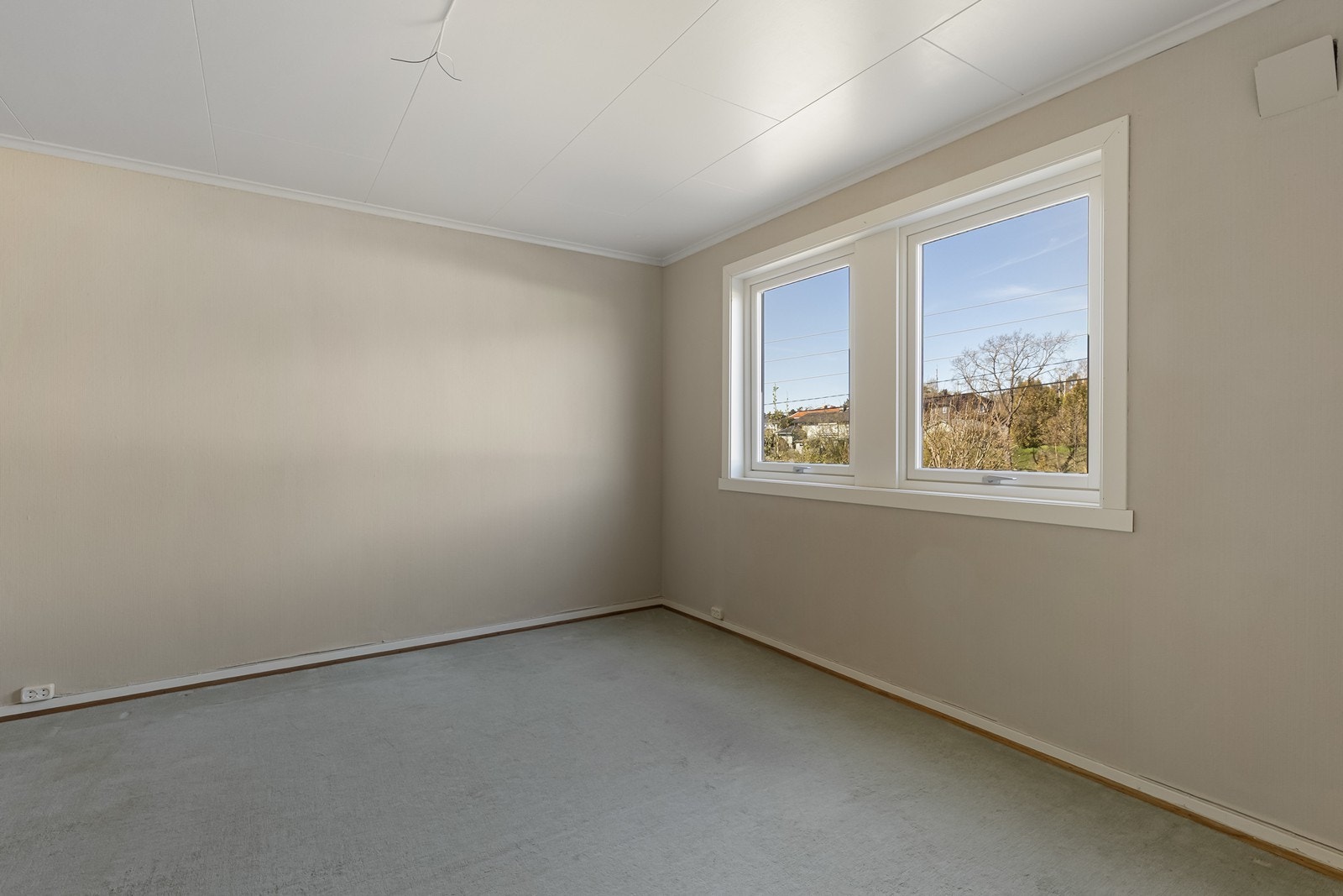 Soverom i god størrelse i 1. etasje. Her er det plass til tilleggsmøblement og alt man trenger på et soverom. Galleribilde