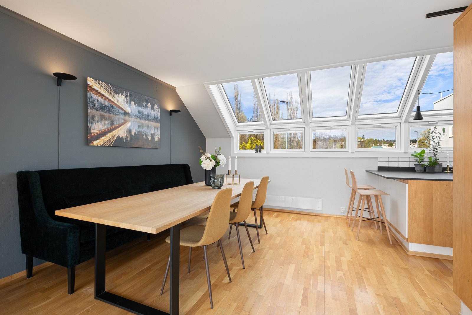 Spisebord med plass til hele familien Galleribilde