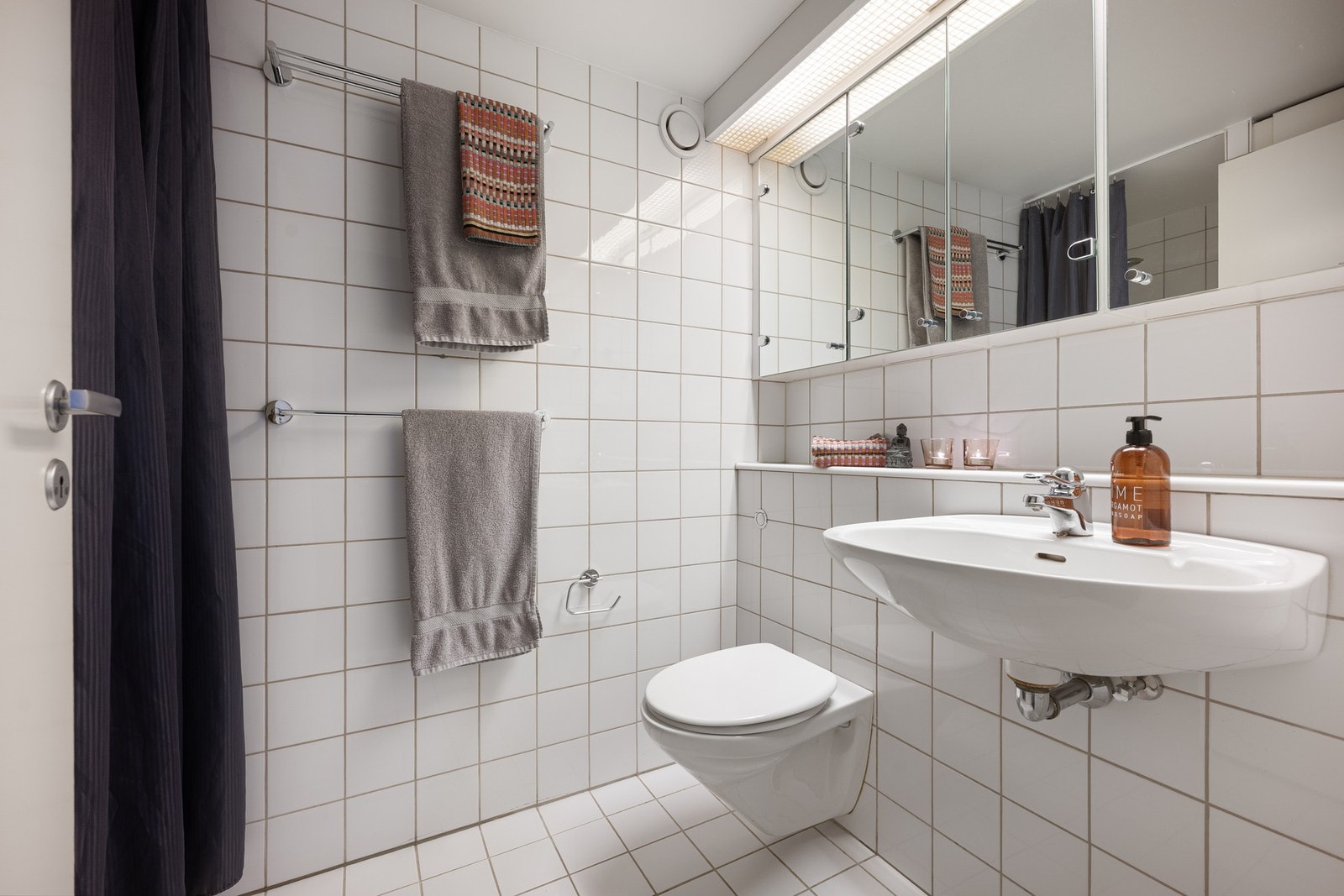 Baderom med dusj tilhørende hovedsoverom Galleribilde