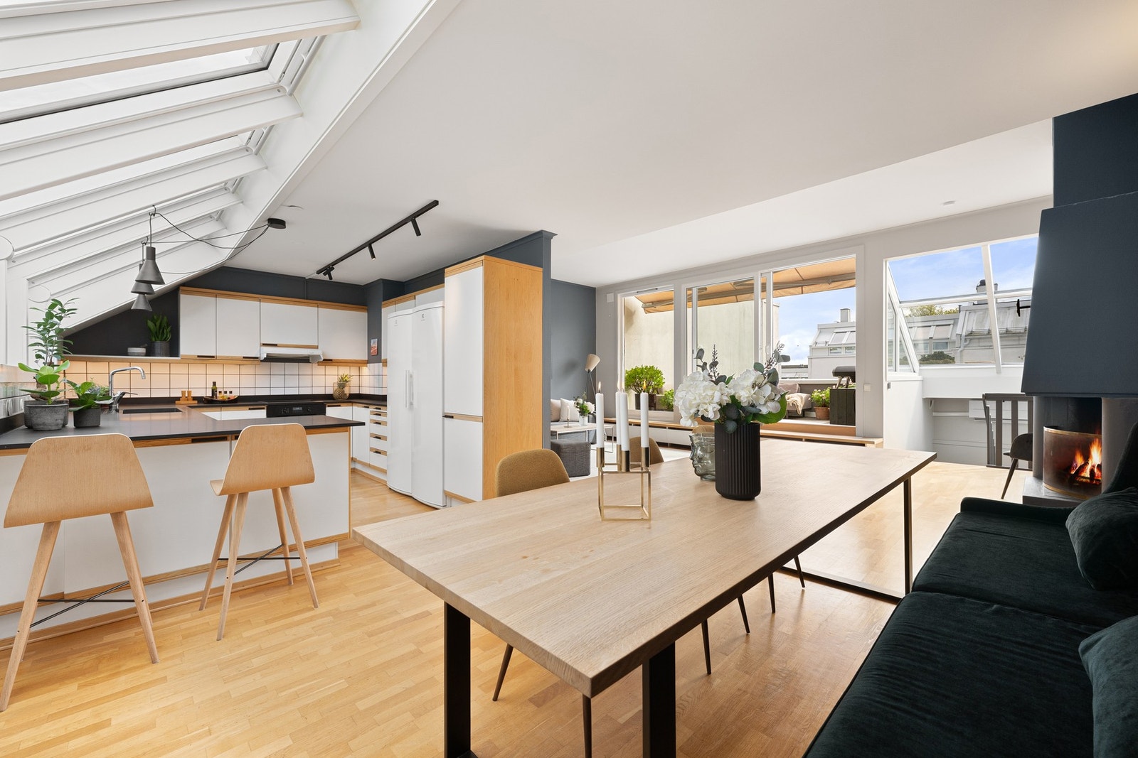 2 etasje består av delvis åpen kjøkkenløsning, spisestue samt stue med peis og utgang til solrik terrasse via dobbel skyvedør. Galleribilde
