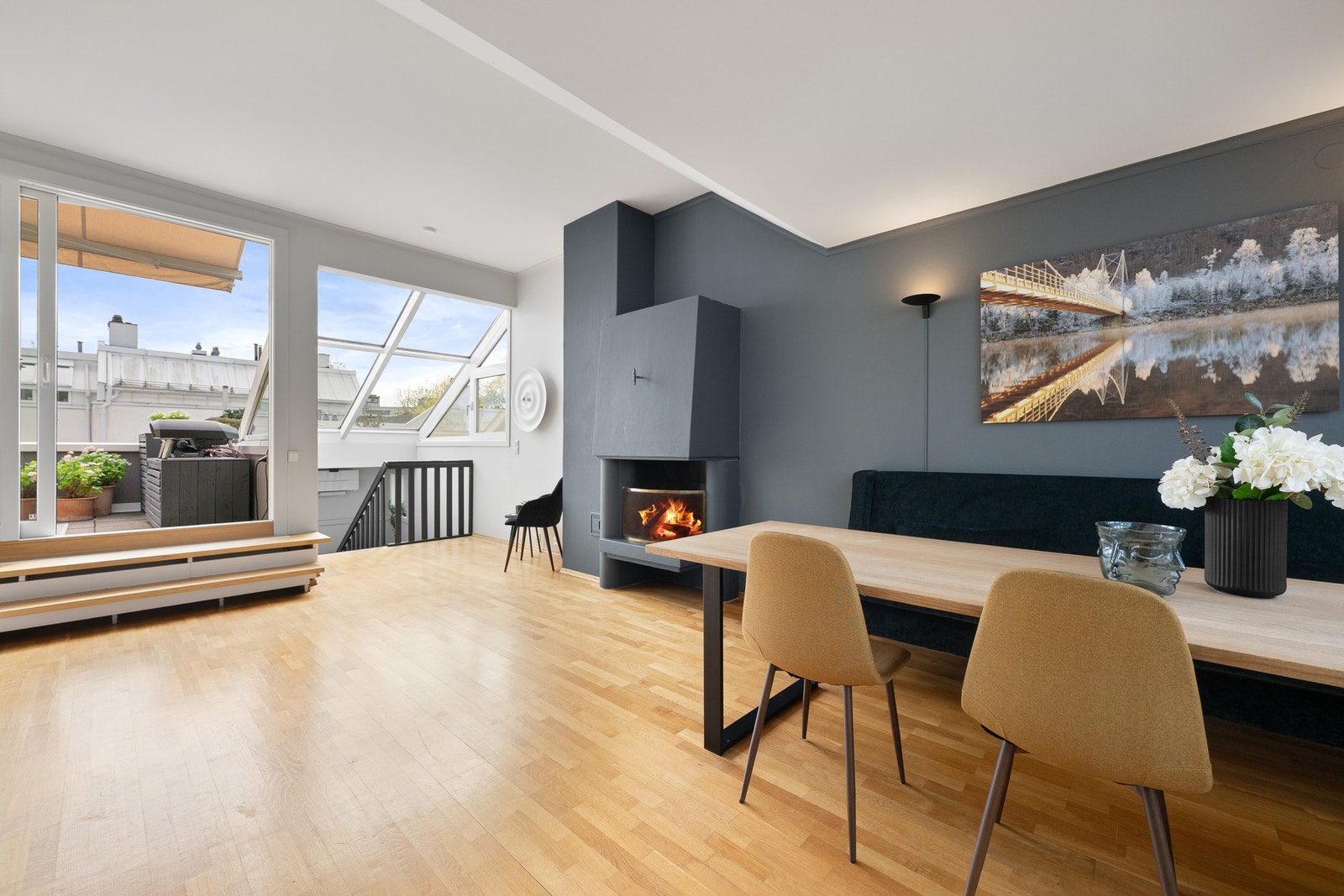 Koselig med peis som kan nytes både fra stuen og spisestuen. Galleribilde