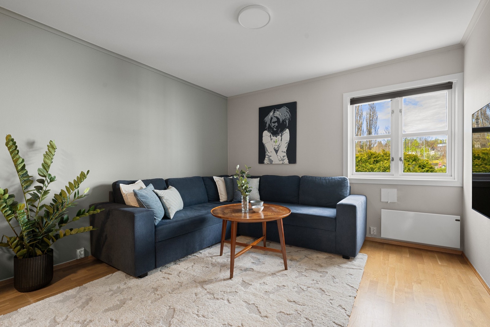 Soverom 2 med god plass til skrivebord. Benyttes i dag til TV-stue Galleribilde
