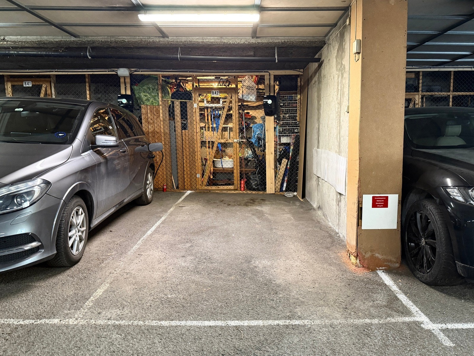 Seksjonen eier egen andel i garasjesameiet. Dette gir plass til parkering. Det er installert el-bil lader Galleribilde