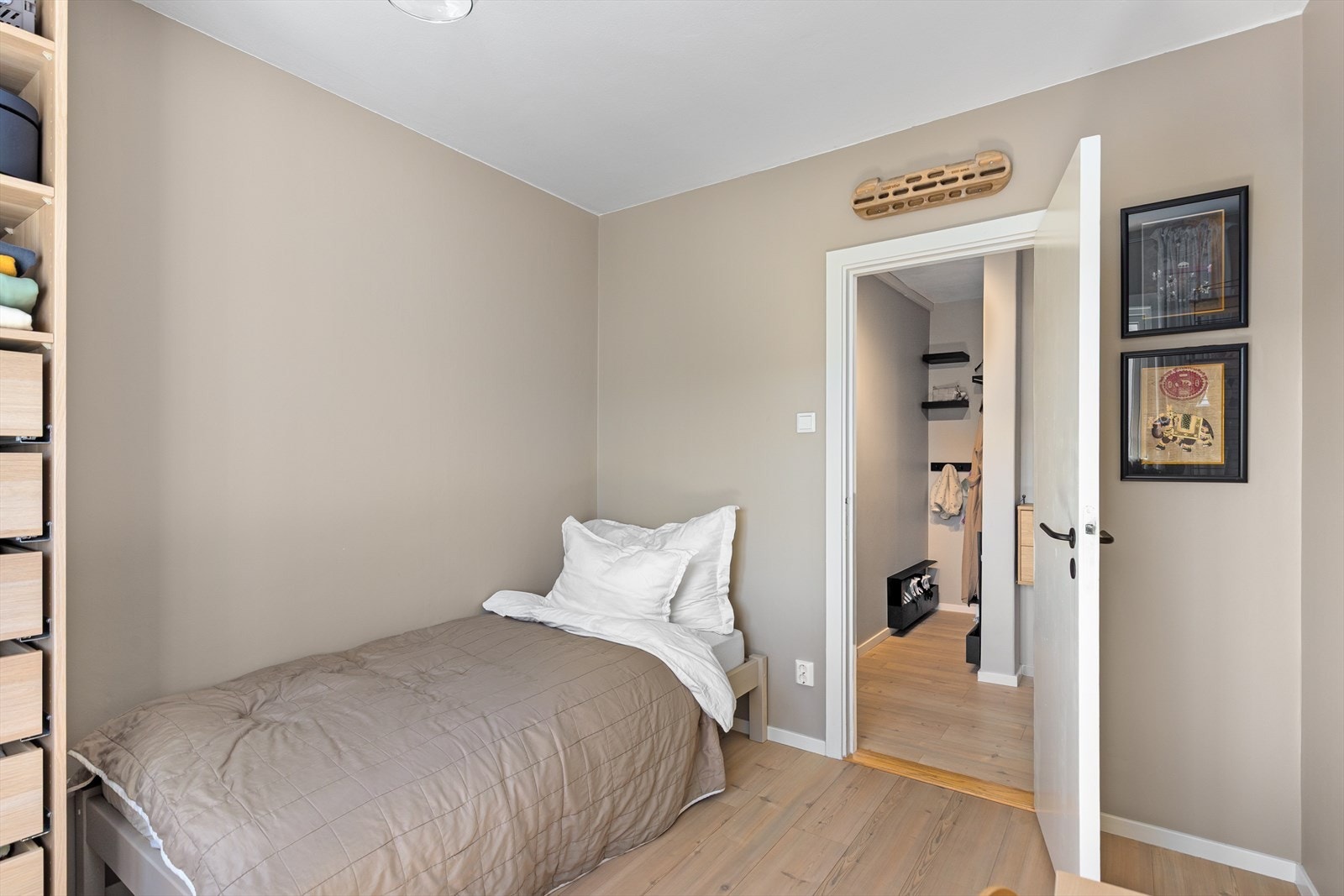 Det god plass til seng, skap, skrivebord m.m. Galleribilde