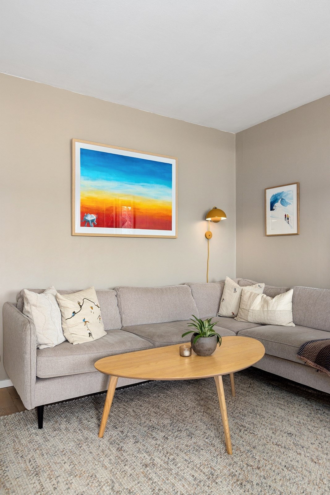 Stuen fremstår som lys og innbydende, med en rolig og harmonisk fargepalett som gir et moderne og tidløst uttrykk. Galleribilde