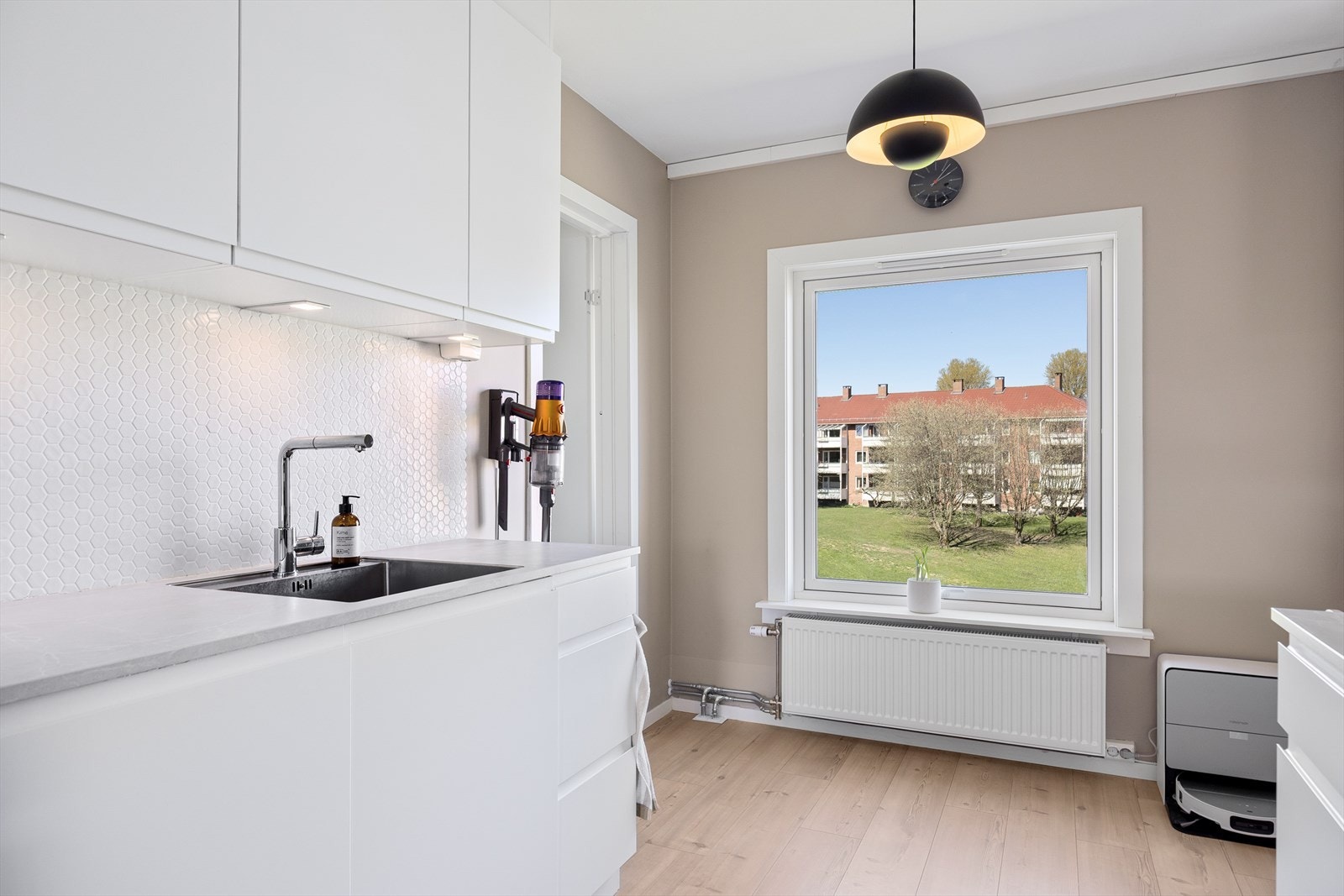 Benkeplater i laminat med planlimt oppvaskkum med ettgreps blandebatteri. Galleribilde