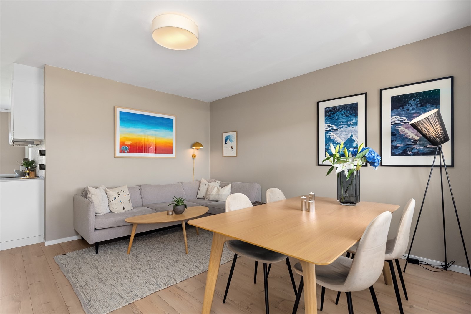 Stuen har god plass til sofagruppe og spisestue med stoler. Galleribilde