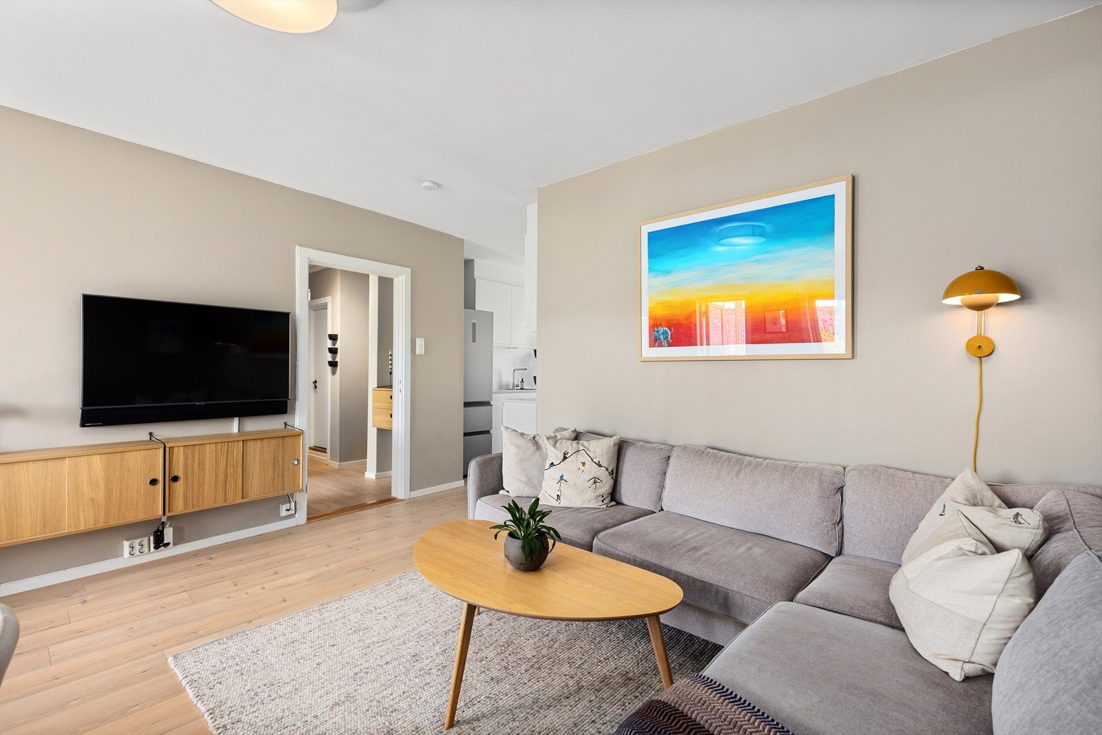 Den romslige hjørnesofaen skaper en lun og sosial atmosfære, perfekt for både avslapning og hyggelige sammenkomster. Galleribilde