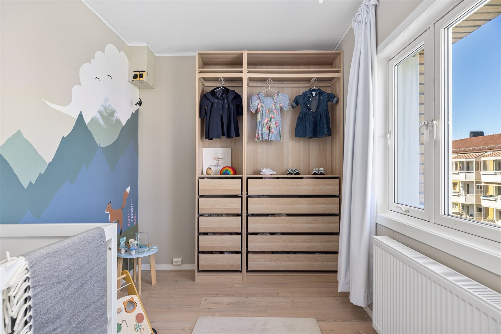 Det er montert IKEA Pax garderbeløsing for praktisk oppbevaring av klær. Galleribilde