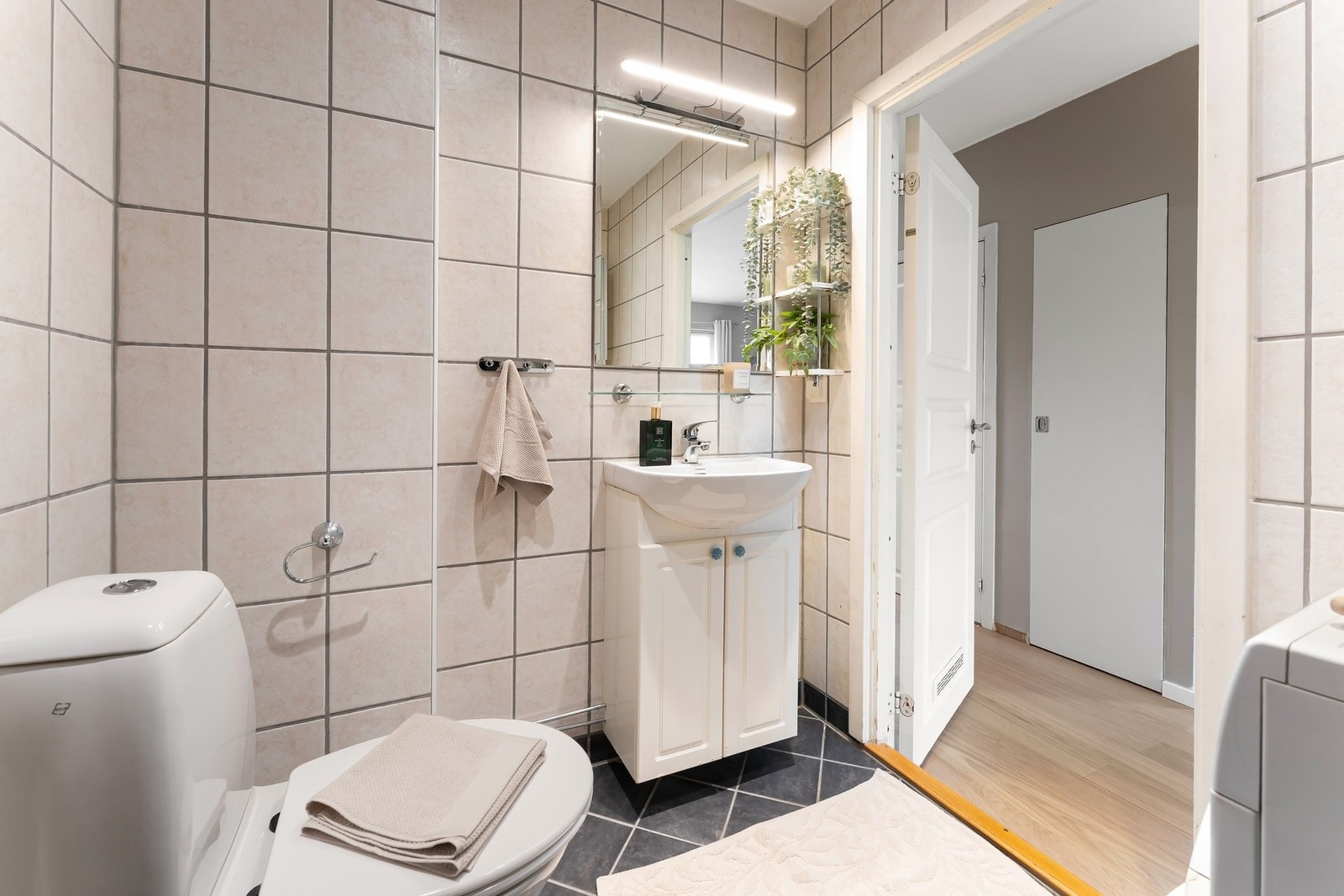 Badet er utstyrt med dusjnisje, baderomsinnredning med speil og gulvstående toalett. Det er opplegg for vaskemaskin. Balansert ventilasjon. Galleribilde