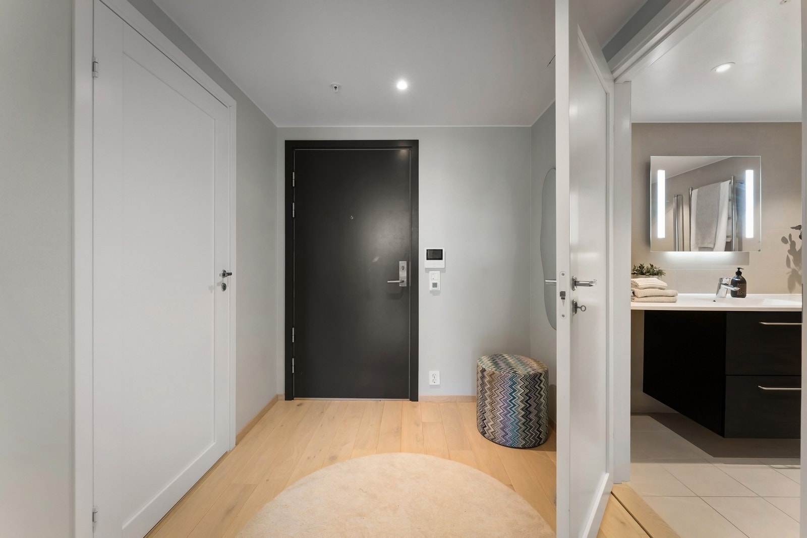 Leiligheten har en innbydende entré med god plass til oppheng av yttertøy og sko. Galleribilde
