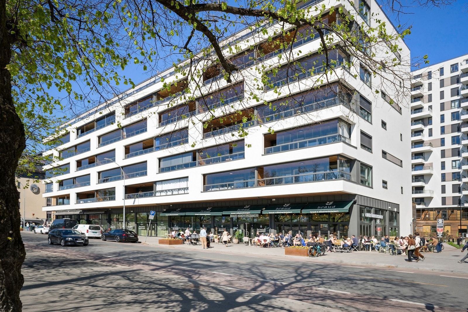I første etasje i to av byggene ligger næringslokaler med blant annet Kaffebrenneriet, Frenchie, Winther, Mini Thai & Sushi, Smak av Italia og nyåpnede Braud Håndverksbakeri. Galleribilde