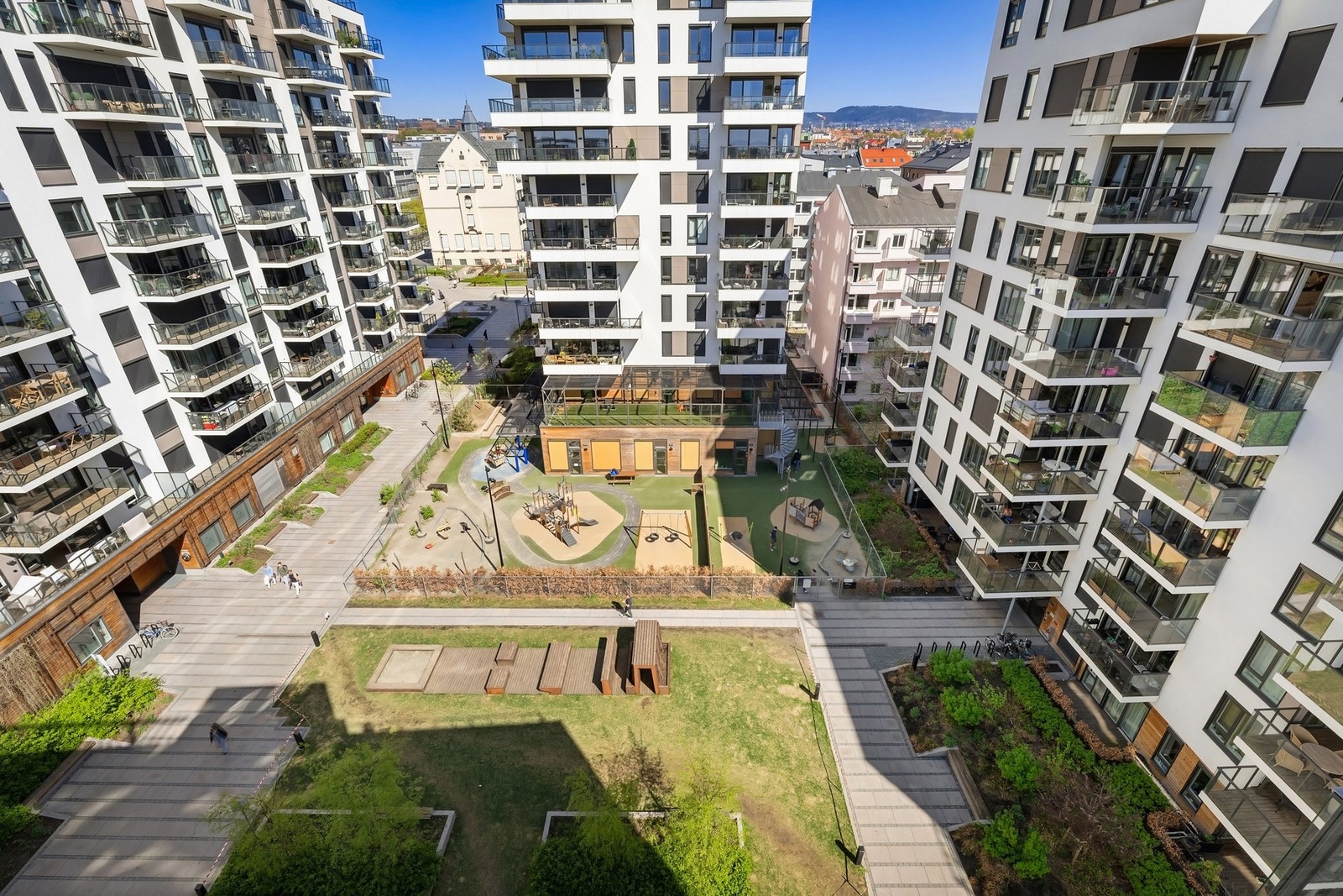 Sameiet har to fullt møblerte gjesteleiligheter, tilgjengelige for beboere til kun 250-300 kr per natt. Smørebod, sykkelvask og trygg sykkelparkering. Galleribilde