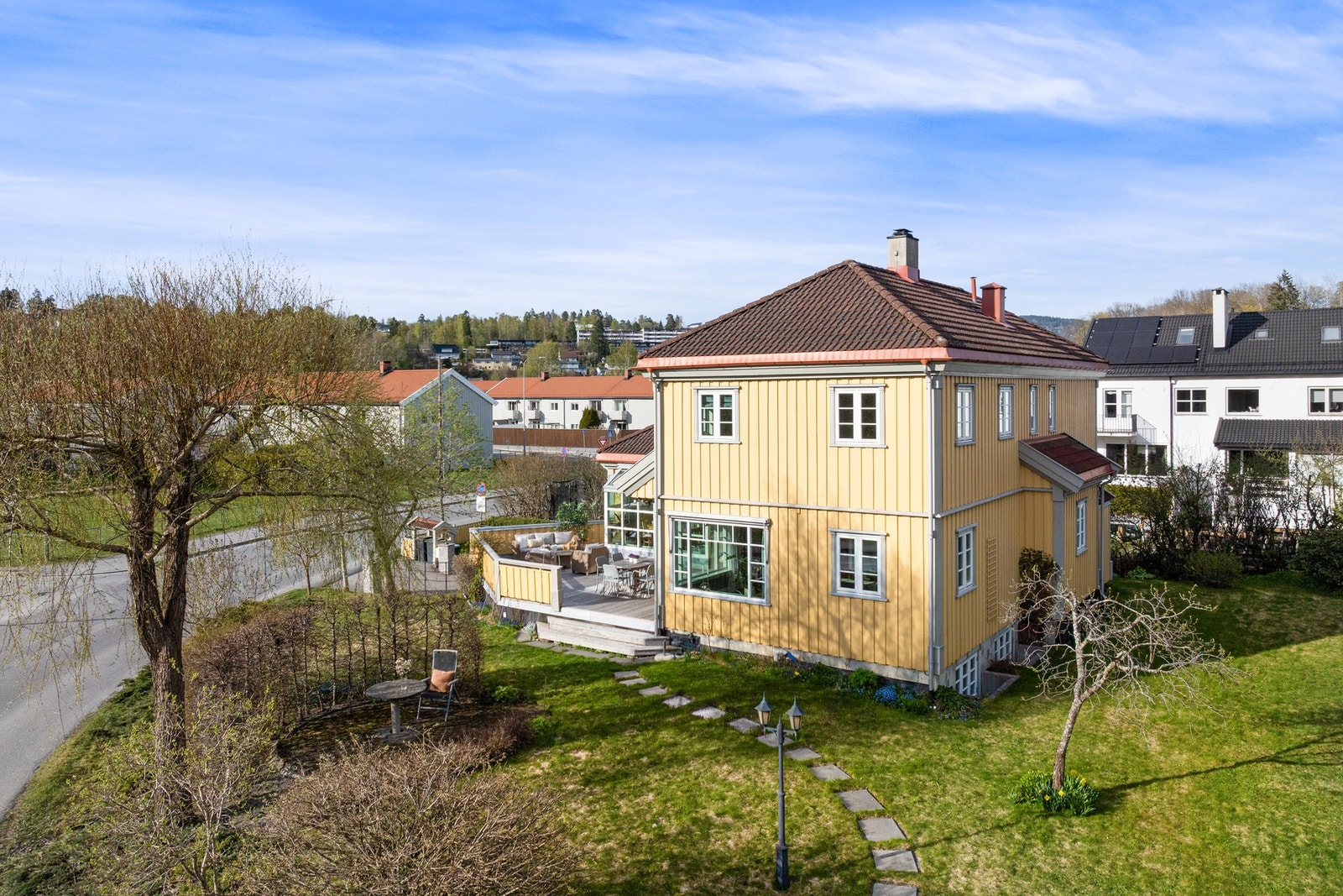 Koselig hage med frodig beplanting som står i blomst vår/sommer Galleribilde
