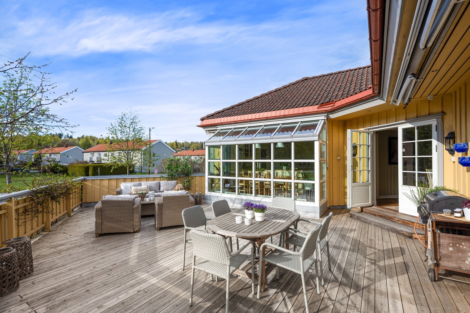 Lun og solrik terrasse Galleribilde