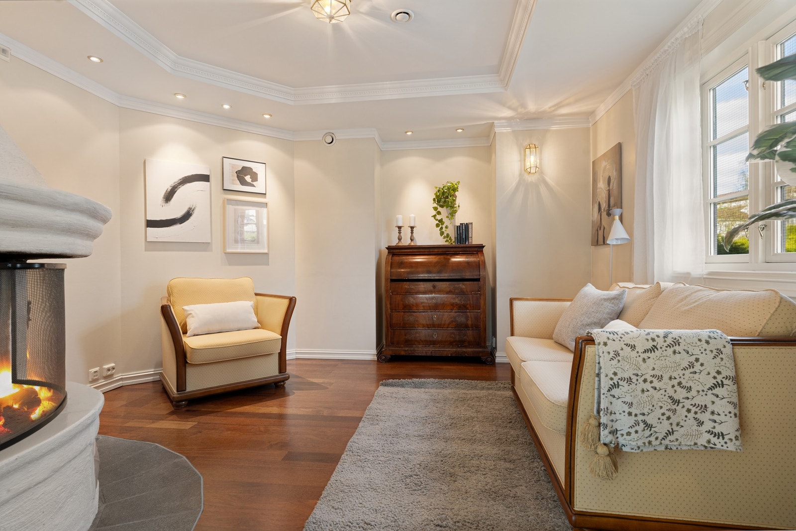 Himling med nedsenket kasse for downlights, dekorert med stukkatur Galleribilde
