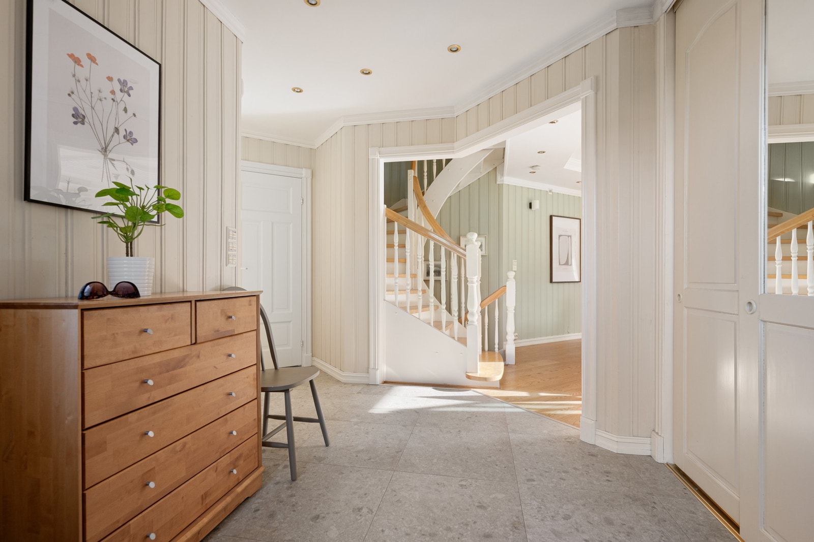 Lys og imøtekommende entré med skyvedørsgarderobe Galleribilde