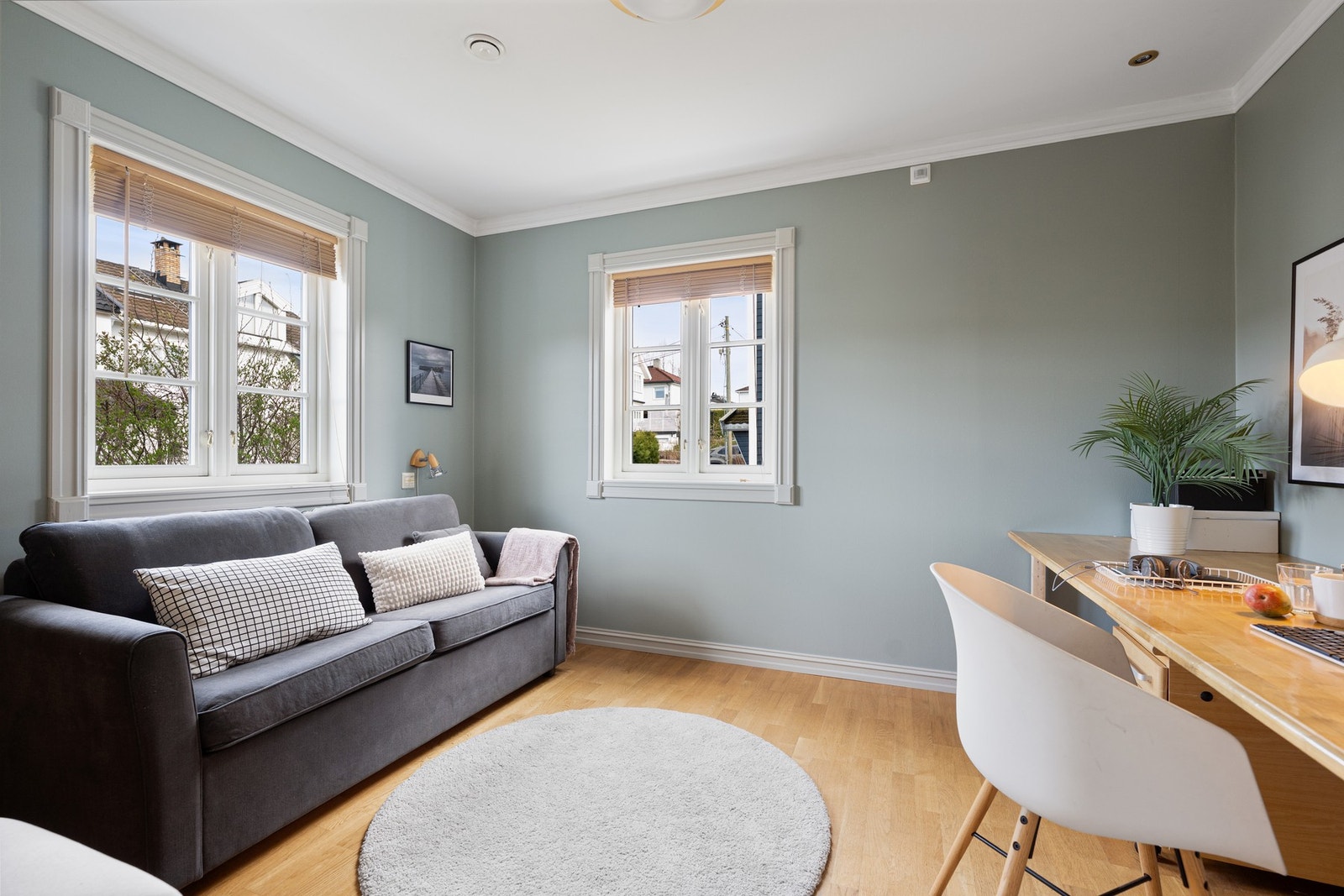 Soverommet har gode innredningsmuligheter og plassbygget skap Galleribilde