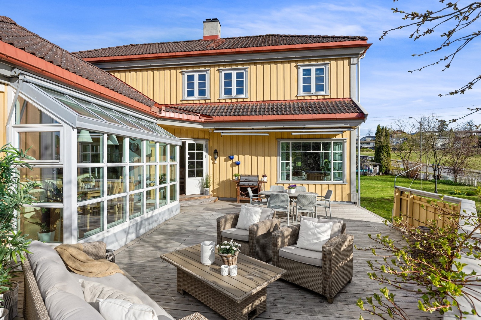 En herskapelig og innholdsrik enebolig fra 2002, med godkjent utleiedel og solrik beliggenhet Galleribilde