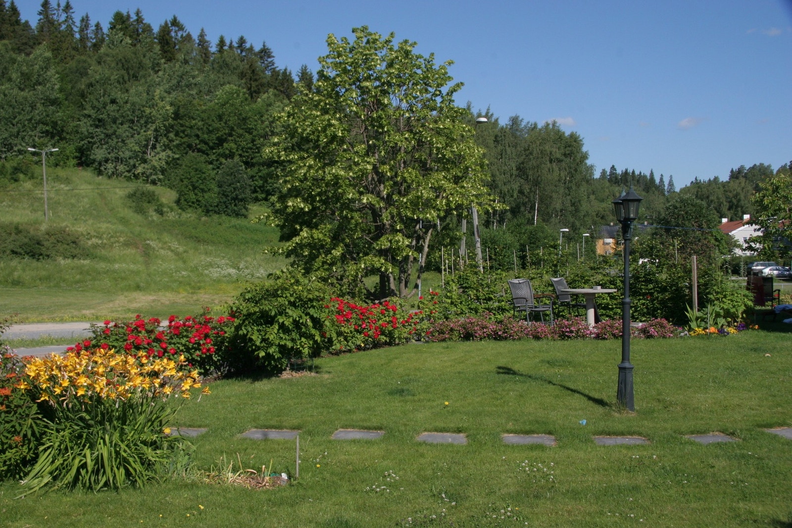 Hagen i full blomst på vår og sommer (selgers eget bilde fra 2009). Galleribilde