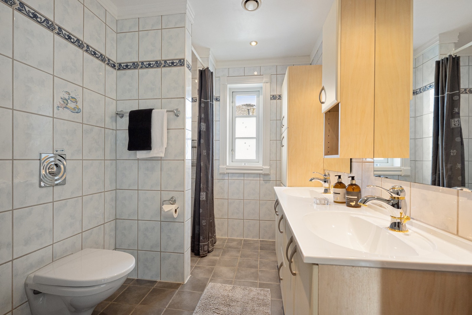I 2. etasje er det i tillegg til bad en suite, et stort felles bad, fra byggeår Galleribilde