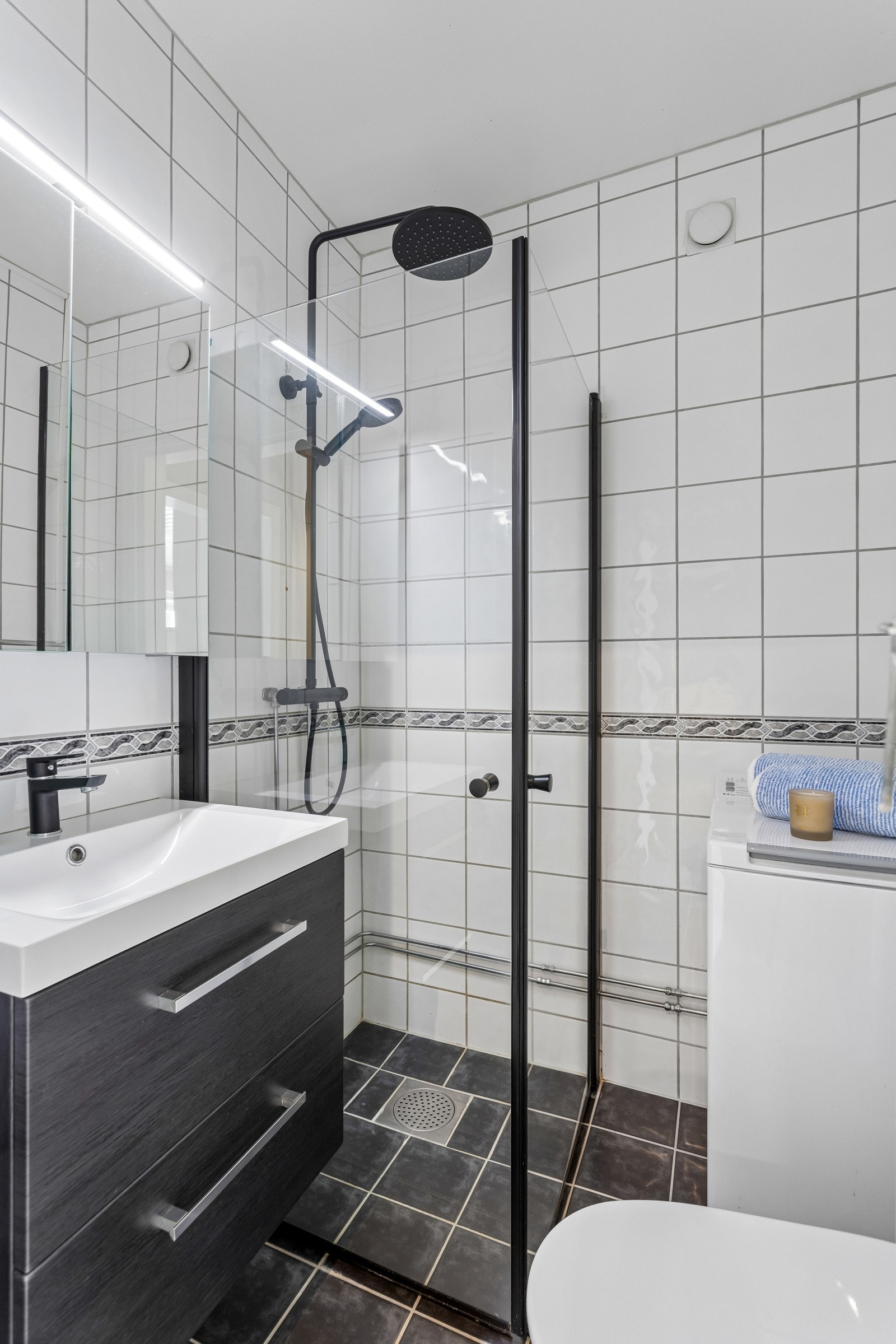 Pent flislagt baderom med opplegg for vaskemaskin. Galleribilde