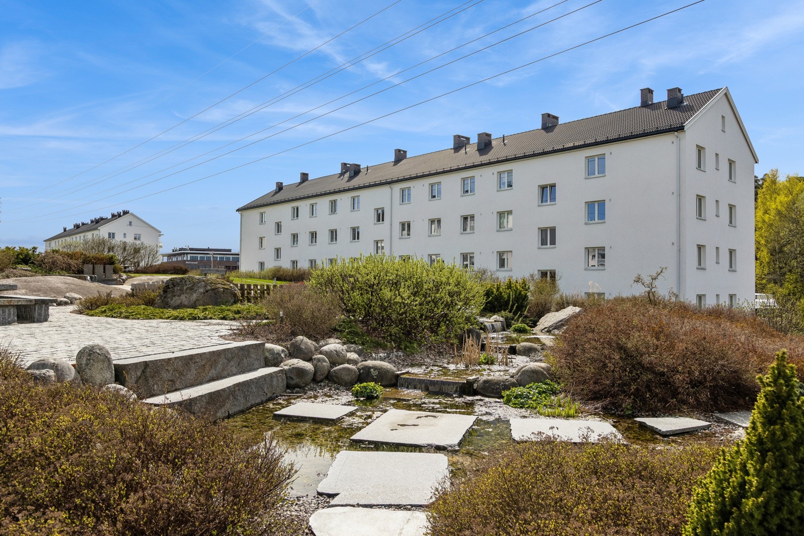 Fasade og nærmiljø. Leiligheten ligger fint til i toppetasjen. Galleribilde