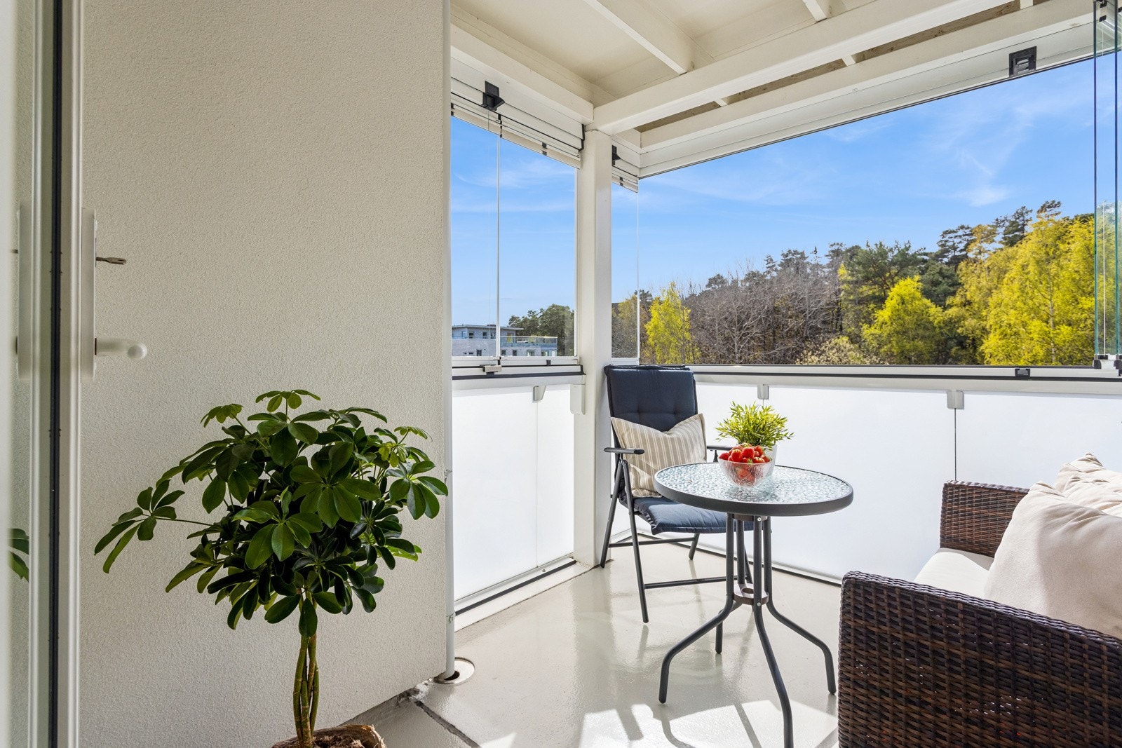Gode solforhold på balkongen. Det er montert plisségardinger på innglassingen Galleribilde
