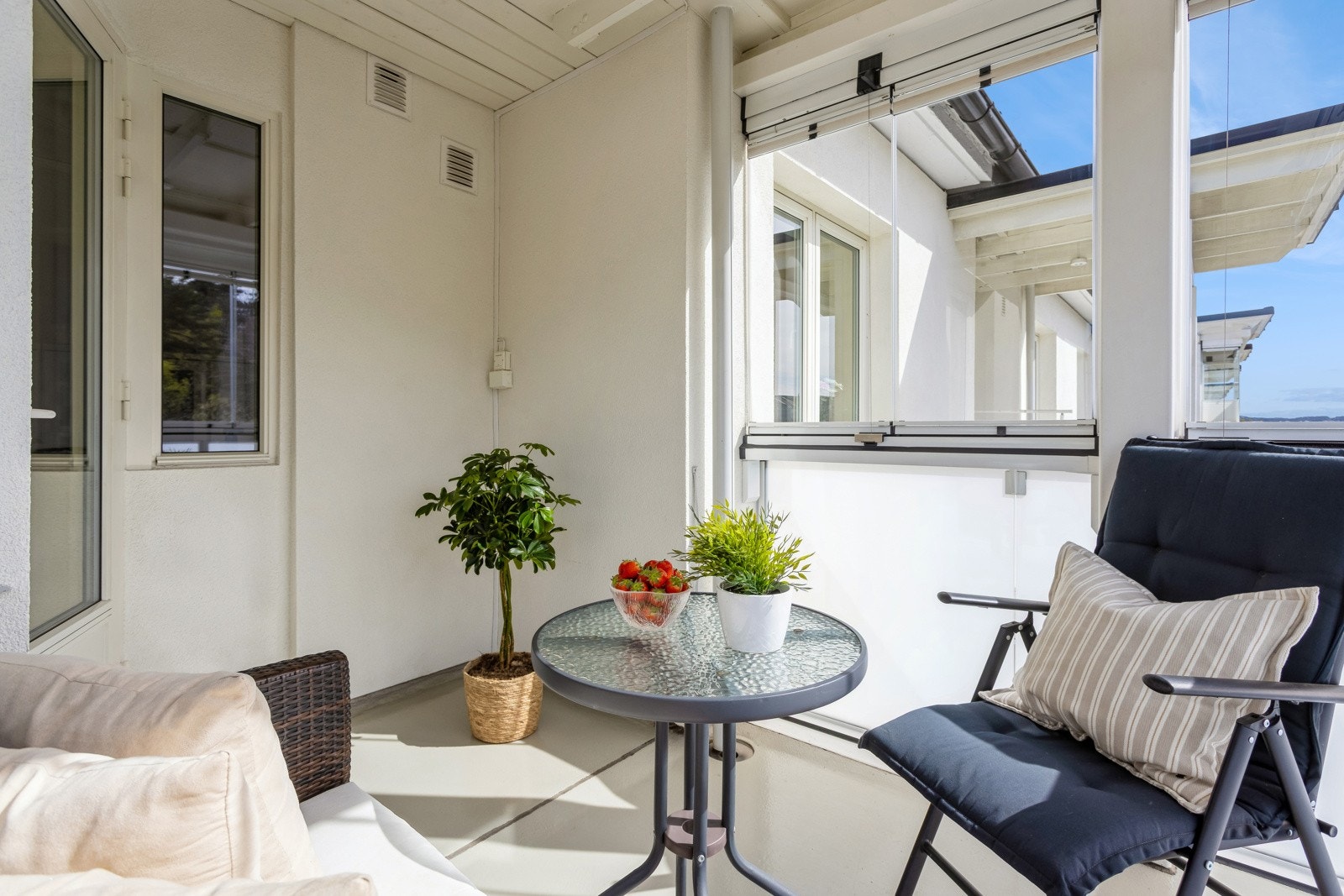 Innglasset balkong som vender mot vest-sydvest. Galleribilde
