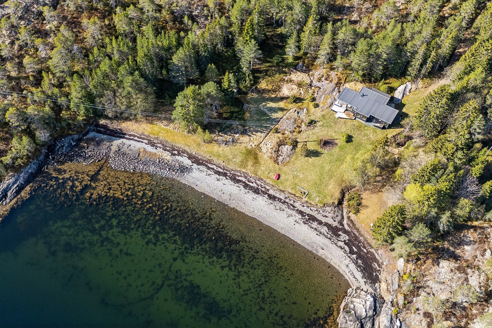 Spektakulær beliggenhet på et usjenert, stille og rolig område ved sjøen. Galleribilde