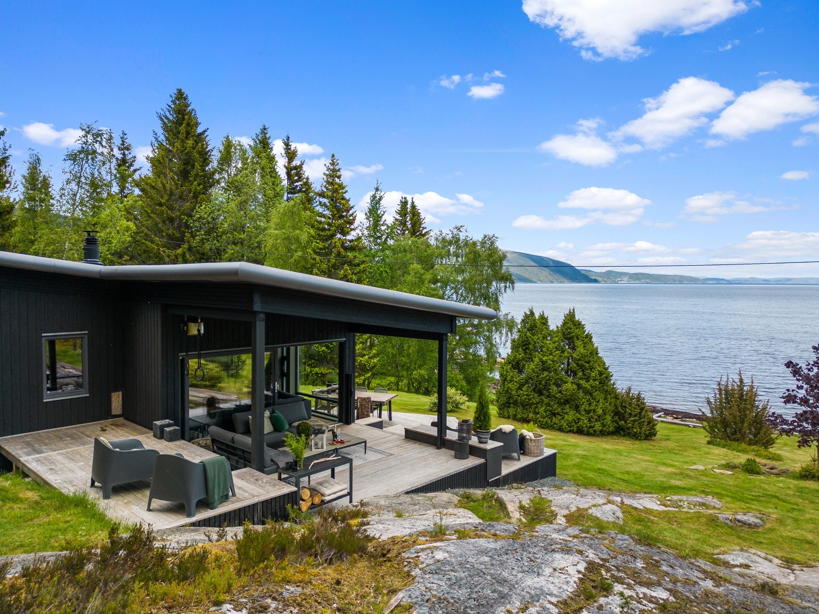 Stor overbygd terrasse på hele 48 kvm. Egen strandlinje. Her er det fint å være i alle årstider Galleribilde