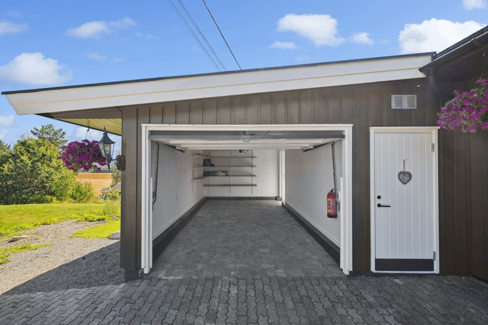 Garasje har god plass til parkering og oppbevaring, i tillegg til utvendig bod. Galleribilde