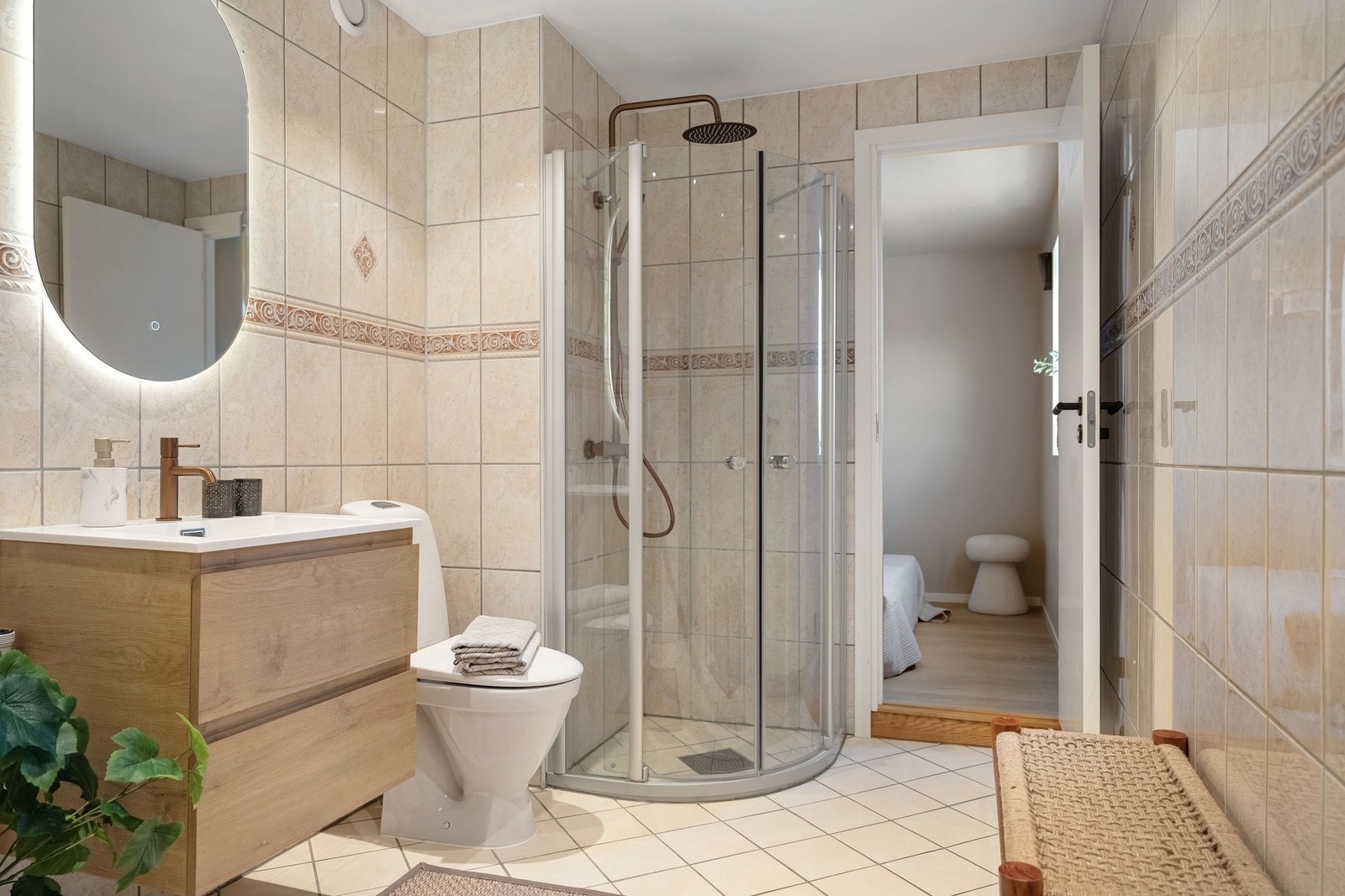 Bad med ny innredning, opplegg for vaskemaskin og innfelte downlights i himling Galleribilde