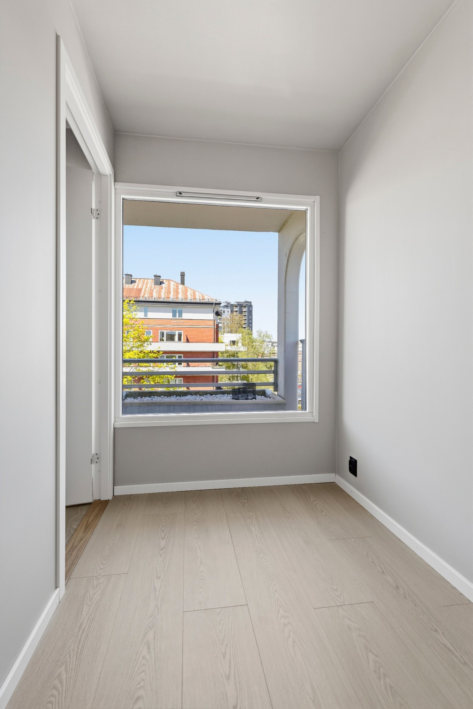 Stort vindu på soverom 2 med lufting gjennom vindusventil Galleribilde