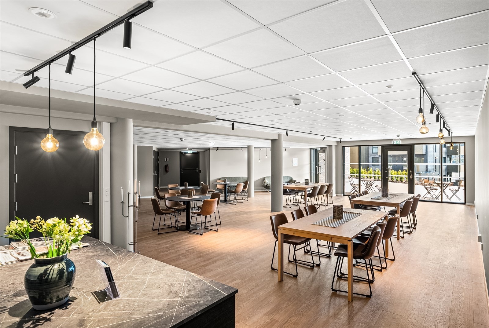 Fantastisk beliggende leilighet i et unikt byggeprosjekt med "alle" fasiltiteter. Her har man treningsrom, gjesteværelser som kan leies, felles takterrasse, til og med egen bilvask. Galleribilde